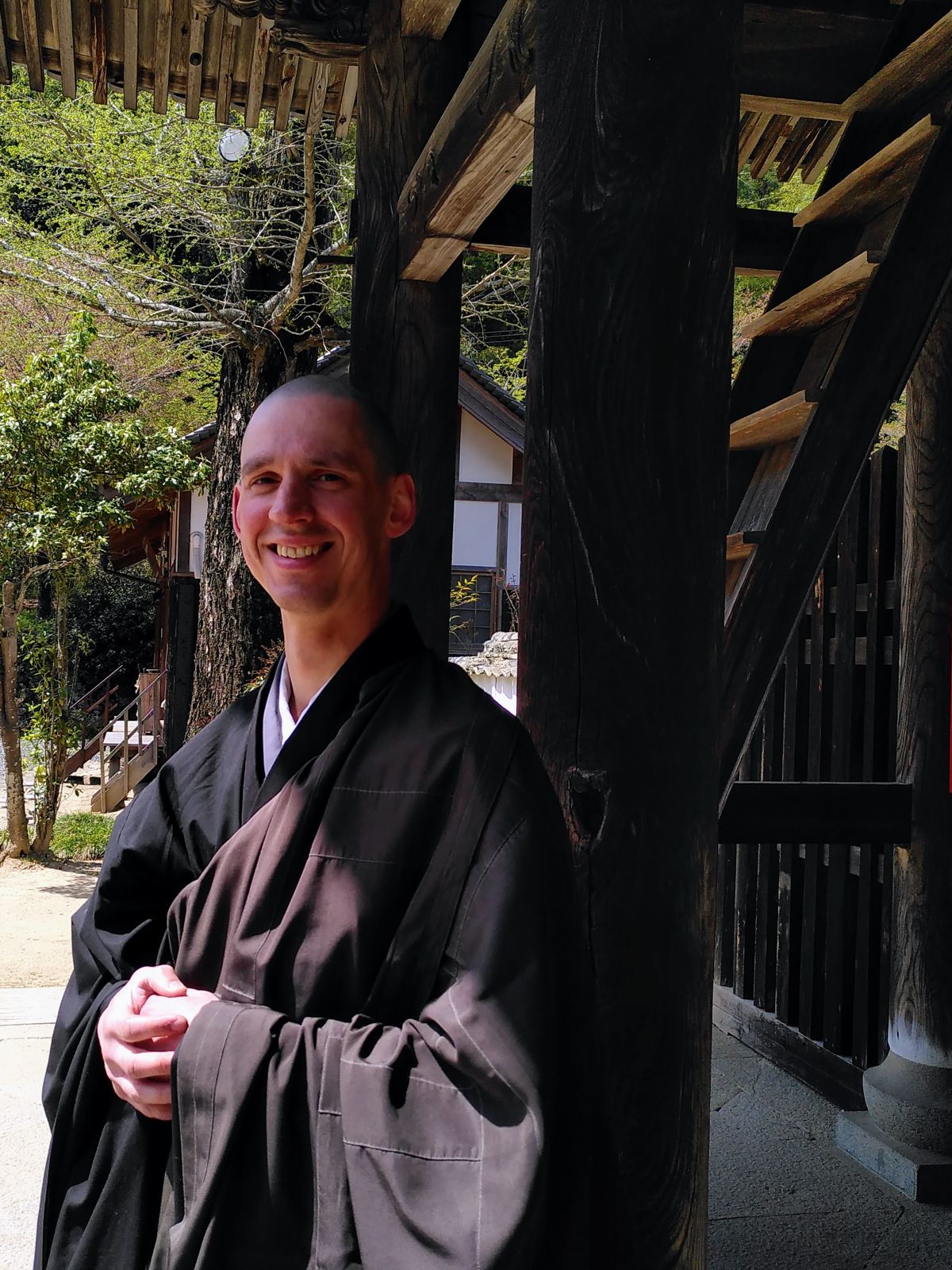 Hoyu Gawan Errenst in Mönchsrobe vor einem japanischen Klostertor