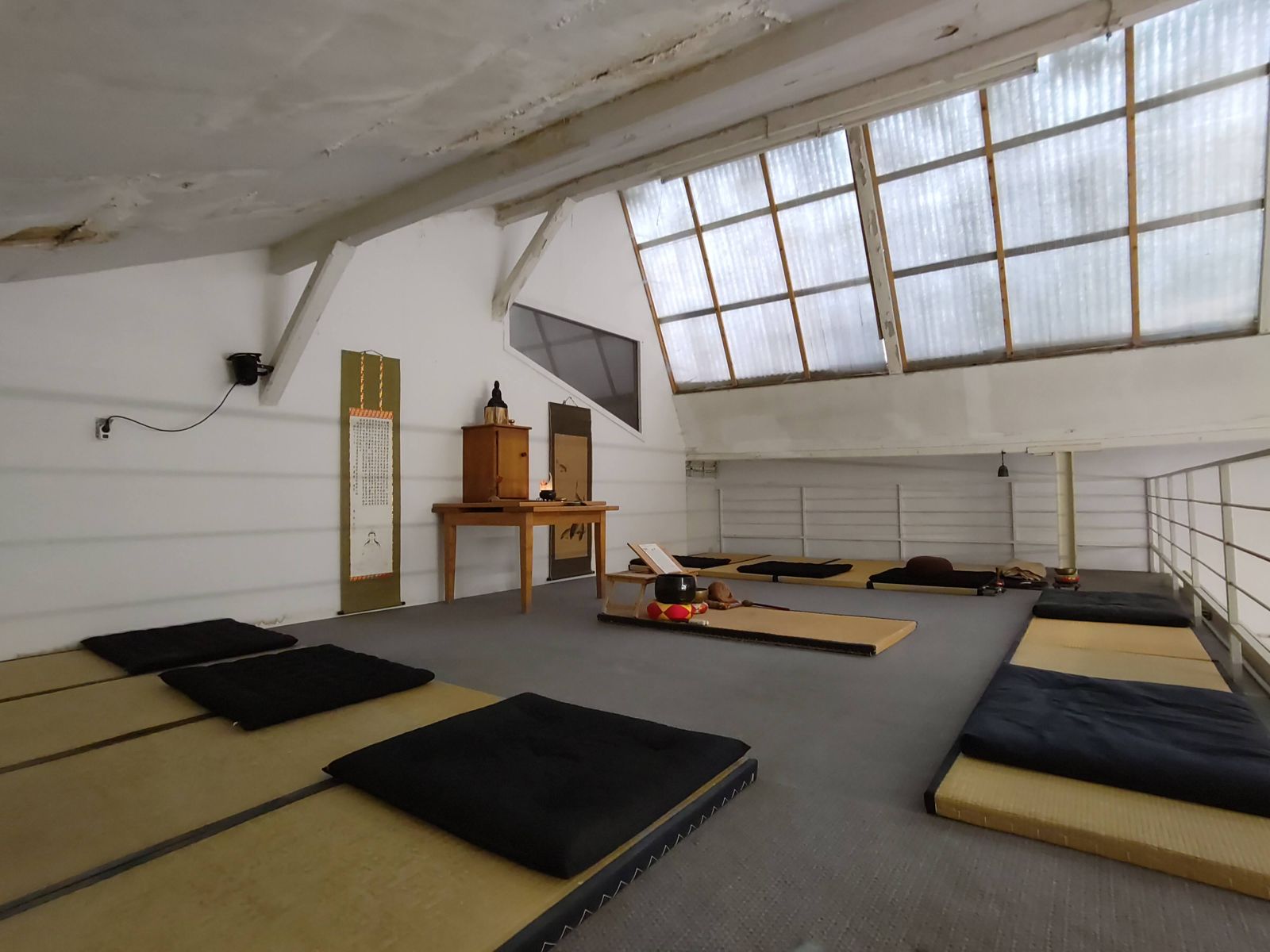 Der Zendo des Daimon-Dojo: ein ruhiger Raum mit Sitzkissen und Matten